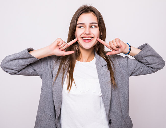 Bodrum Ortodonti Uzmanı Anlatıyor: Şeffaf Plak ve Invisalign Nasıl Çalışır?